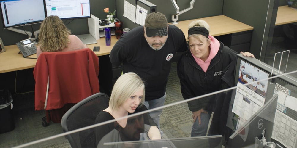 Woman-Coaching-Driver-and-Spouse